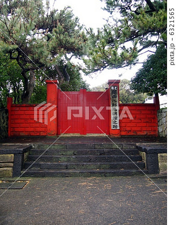 為朝神社の赤門 6321565