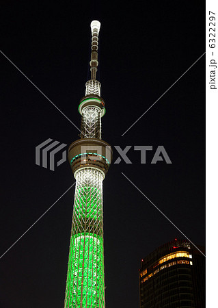 東京スカイツリーのクリスマスライトアップ・ホワイトツリーとイーストタワー 東京スカイツリーのクリスマスライトアップ・ホワイトツリーとイーストタワー 6322297
