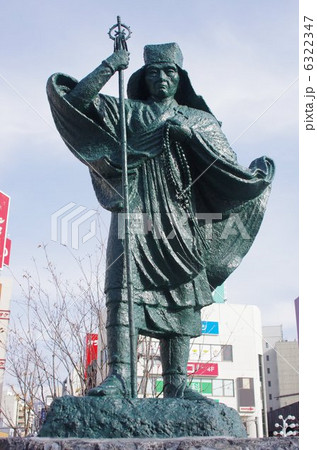 松本駅前の播隆上人像 6322347