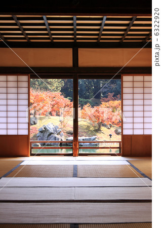 特別名勝「栗林公園」掬月亭の掬月より望む南湖の紅葉 6322920