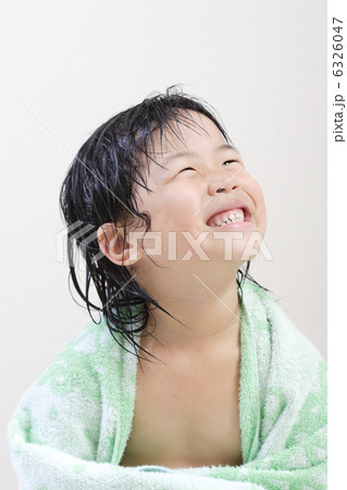 風呂上がりの幼児 6326047