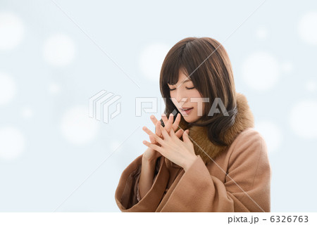 コートを着た女性 6326763