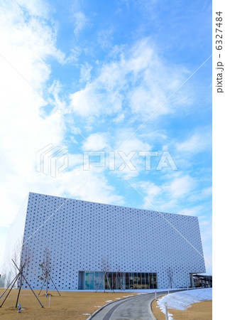 金沢海みらい図書館・日中外観【縦】 6327484