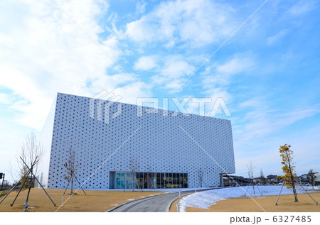 金沢海みらい図書館・日中外観【横】 6327485