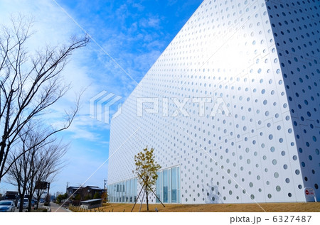 金沢海みらい図書館・日中外観【横】 6327487