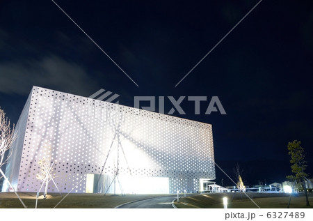 金沢海みらい図書館・夜間外観【横】 6327489