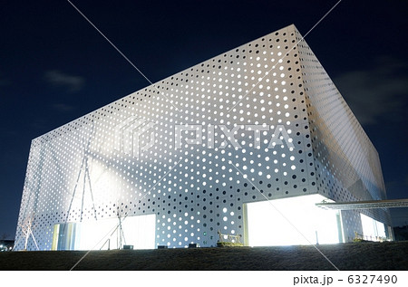 金沢海みらい図書館・夜間外観【横】 6327490