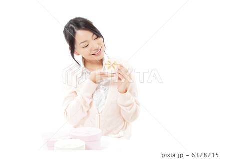 プレゼントと若い女性 プレゼントと若い女性 6328215
