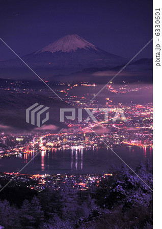 高ボッチ高原から望む月夜の富士山と諏訪湖畔の夜景の写真素材