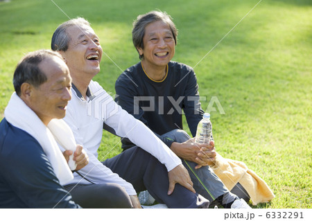休憩をする中高年男性3人 休憩をする中高年男性3人 6332291