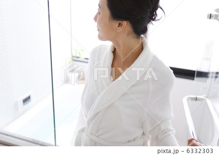 バスルームでバスローブ姿の女性 バスルームでバスローブ姿の女性 6332303