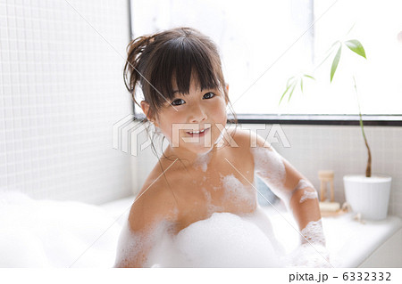 泡風呂に入浴する女の子 6332332