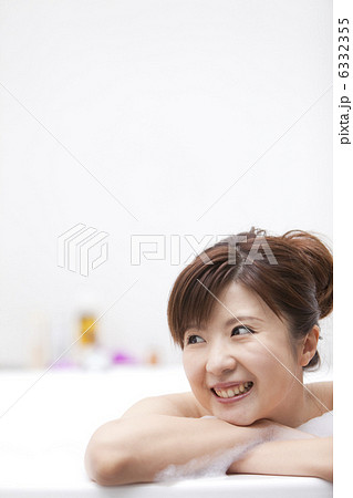 泡風呂に入ってリラックスしている女性 6332355