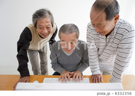 パソコンの前に集まる中高年男性3人 6332356
