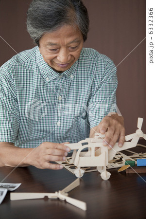 模型を制作している中高年男性 6332366