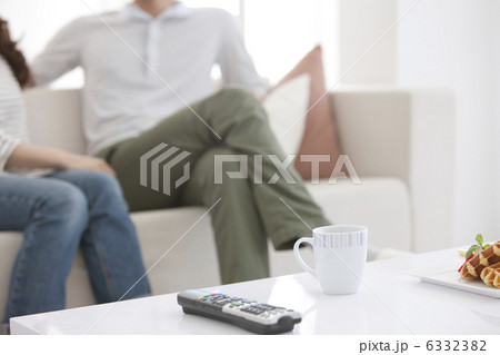 ソファーに座っているカップルの足元 6332382