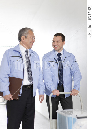 廊下を歩くビジネスマン2人 6332424
