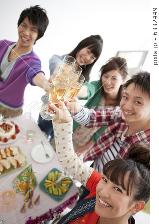 パーティーテーブルを囲んで乾杯する男女 6332449