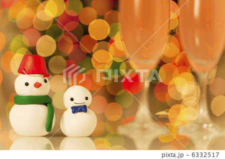 シャンパン2杯と雪だるまの人形 シャンパン2杯と雪だるまの人形 6332517