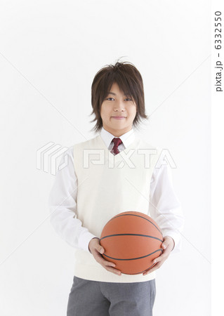 バスケットボールを持っている男子中高生 バスケットボールを持っている男子中高生 6332550