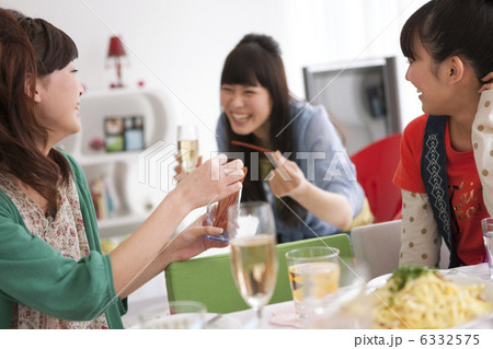 お菓子を食べている女性3人 6332575