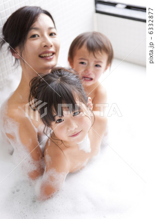 泡風呂に入浴する家族 6332877