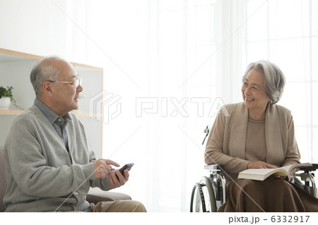 会話する老夫婦 6332917