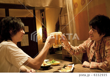 居酒屋で乾杯する男性2人 居酒屋で乾杯する男性2人 6332935