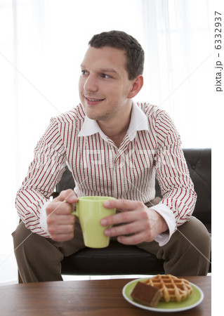 ティータイム中の男性 6332937