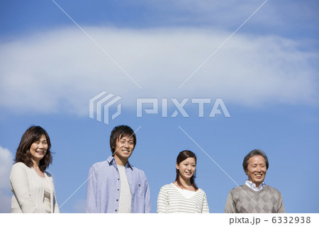 青空と笑顔の家族 青空と笑顔の家族 6332938