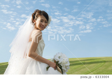 ブーケを持っている笑顔の新婦 6333004