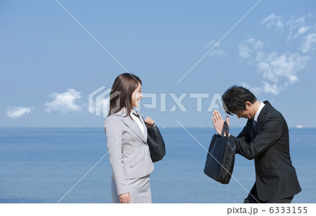 ビジネスウーマンに謝るビジネスマン ビジネスウーマンに謝るビジネスマン 6333155