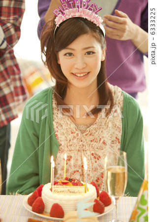 笑顔の女性と誕生日ケーキ 6333225
