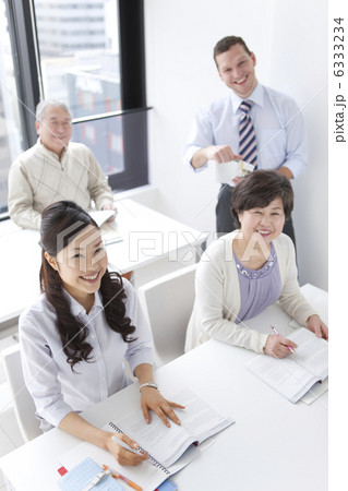 笑顔の先生と英会話を学ぶ人々 笑顔の先生と英会話を学ぶ人々 6333234