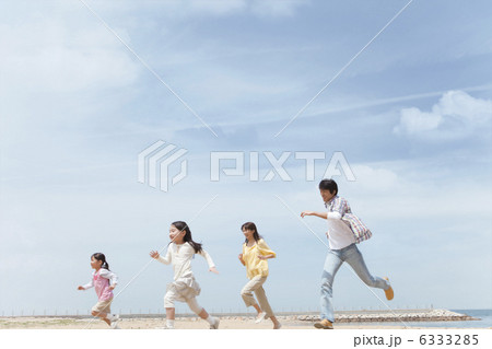 砂浜を走る家族 6333285