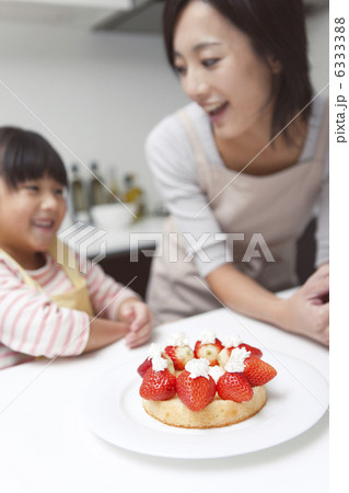作ったケーキと笑顔の親子 作ったケーキと笑顔の親子 6333388