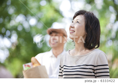 笑顔の中高年夫婦 6333422