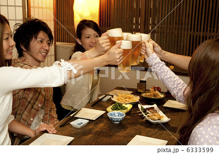居酒屋で乾杯する若者グループ 6333599