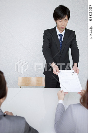 履歴書を渡すビジネスマン 履歴書を渡すビジネスマン 6333607