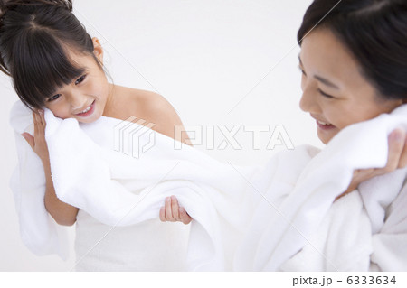 タオルで顔を拭く母と娘 タオルで顔を拭く母と娘 6333634