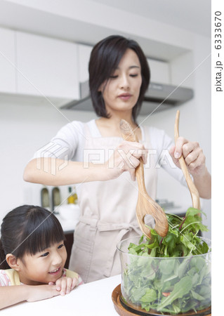 笑顔の女の子とサラダを作っている母親 笑顔の女の子とサラダを作っている母親 6333670