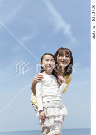 遠くを見ている母と娘 遠くを見ている母と娘 6333730