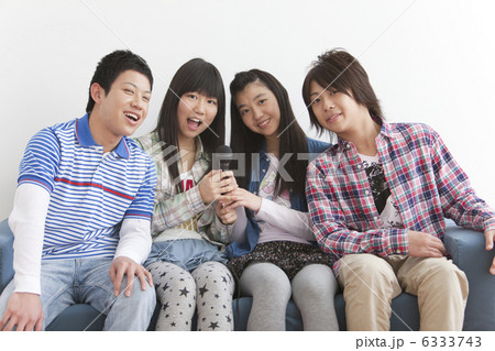 カラオケする男女中高生4人 6333743