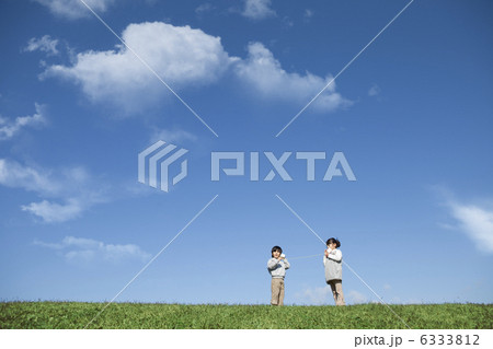 糸電話をする女の子と男の子 6333812