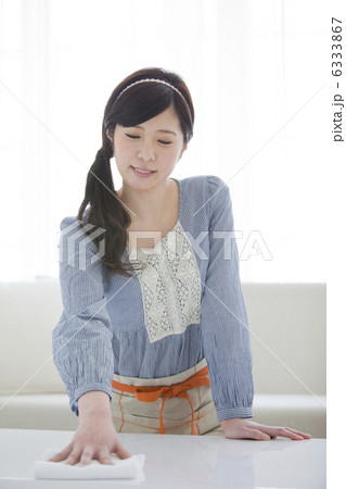 テーブルを拭く女性 6333867