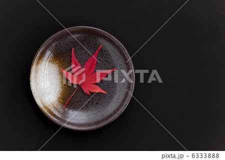 お皿に置かれた紅葉の葉 6333888