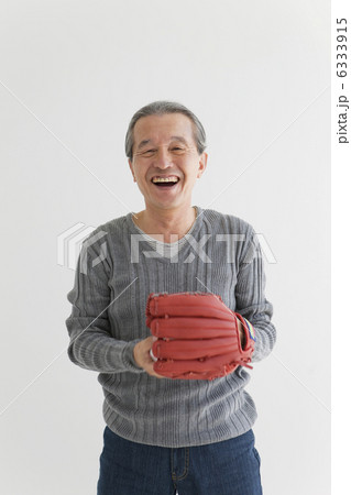 グローブをはめている中高年男性 6333915