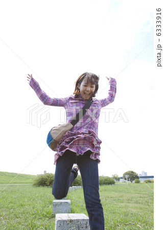 飛び石の上を渡る大学生 飛び石の上を渡る大学生 6333916