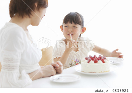 ケーキを食べる親子 ケーキを食べる親子 6333921