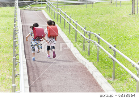 走っている小学生の女の子2人の後姿 走っている小学生の女の子2人の後姿 6333964